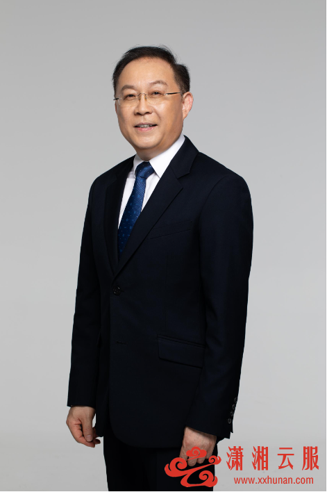 廉玉波院士形象照